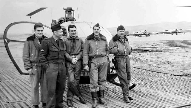 Roland Ponthier bien entouré devant l'Alouette 2 en Algérie à la fin des années 50 - Photo DR collection Roland Ponthier