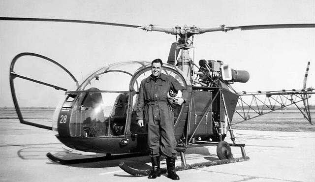 Roland Ponthier pose devant son Alouette 2 N°28 - Photo DR collection Roland Ponthier