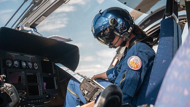 L'adjudant Sabine aux commandes de l'EC 145 F-MJBI des FAGN - Photo © SIRPA-G - GD B. Lapointe
