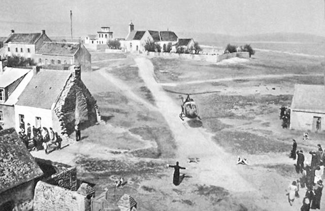 L'Alouette 2 de la Gendarmerie pilotée par Pierre Rossignol, guidée par le Recteur, se pose sur l'île de Hoedic pour une mission de secours d'un enfant en 1959 - Photo DR