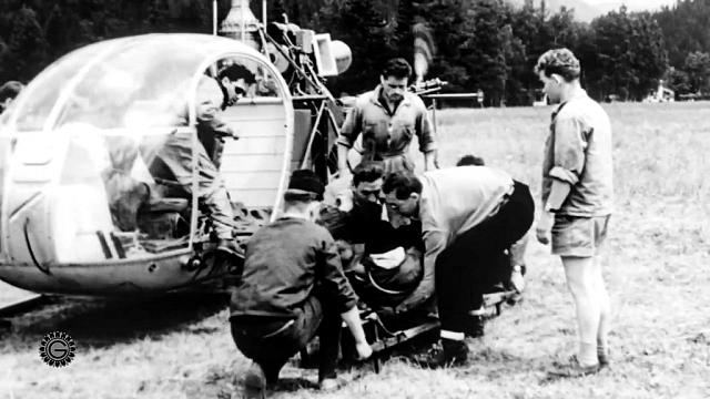 Le blessé est évacué depuis le refuge Vallot grâce à l'Alouette II F-WHHF pilotée par Jean Boulet, le 3 juillet 1956 - Photo DR