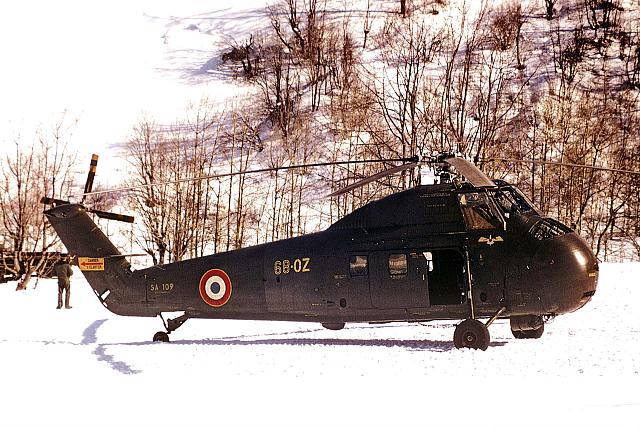 Venu de la Base Aérienne 725 du Bourget-du-Lac (73), le Sikorsky H-34A 68-OZ SA-109 de l'EH 2-68 Maurienne posé dans la station de Valloire (73) en mars 1972 - Photo DR