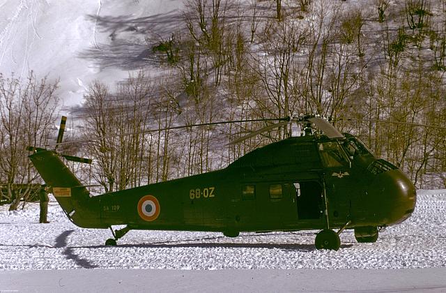 Venu de la Base Aérienne 725 du Bourget-du-Lac (73), le Sikorsky H-34A 68-OZ SA-109 de l'EH 2-68 Maurienne posé dans la station de Valloire (73) en mars 1972 - Photo DR