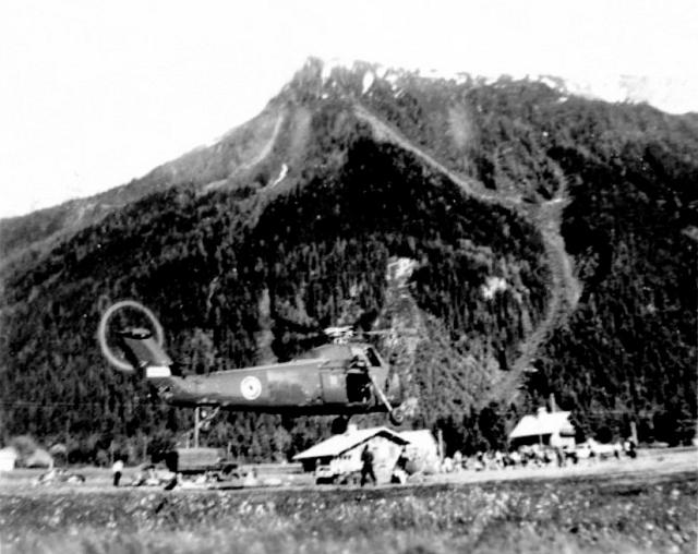 Arrivée d'un Sikorsky H34 XB-___ (venu de la BE 725 du Bourget-du-Lac) sur Les Praz de Chamonix à la fin fin des années 50 - Photo DR