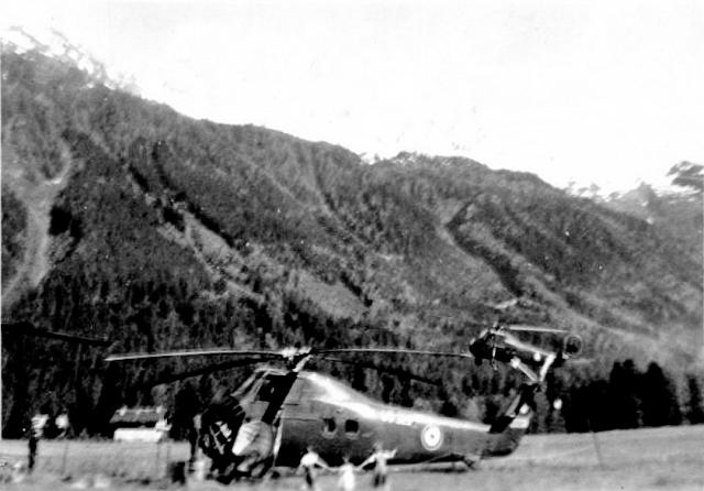 Sikorsky H34 XB-___ (venu de la BE 725 du Bourget-du-Lac) posé Les Praz de Chamonix, un autre H34 XB-___ prêt à se poser en arrière-plan, à la fin fin des années 50 - Photo DR