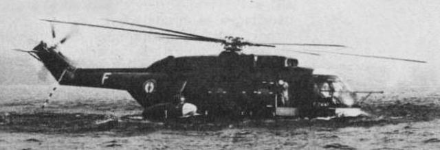 Le SA 3210-02 Super Frelon F-ZWWF lors des tests de flottabilité en eau douce sur le lac du Bourget - Photo DR