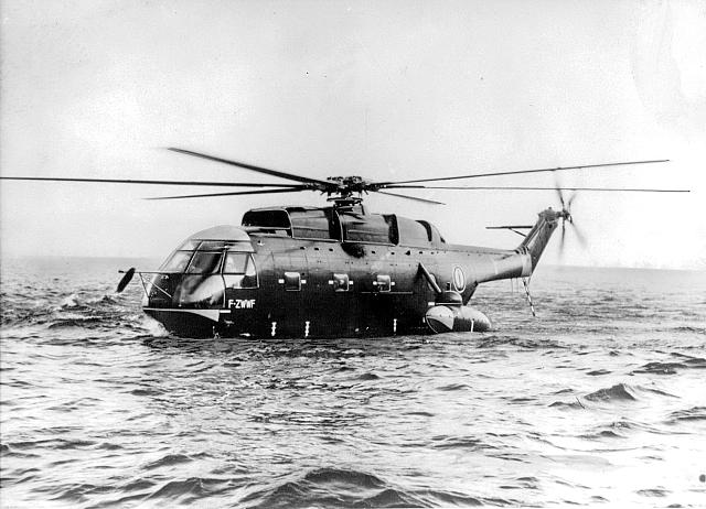 Le SA 3210-02 Super Frelon F-ZWWF lors des tests de flottabilité - Photo DR