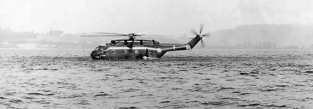 En 1963, le SA 3210-02 Super Frelon F-ZWWF lors des tests de flottabilité en eau douce sur le lac du Bourget. A l'arrière-plan, la colline de Tresserve - Photo DR