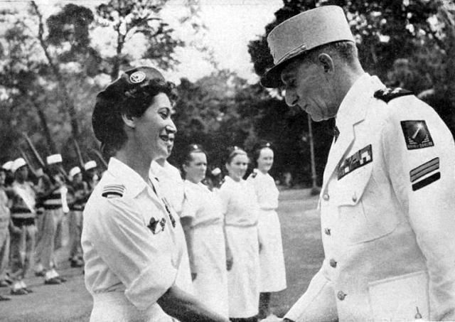 Au palais Norodom à Saïgon, Valérie André est décorée par le général de Lattre de Tassigny, le 13 novembre 1951 - Photo DR collection Valérie André