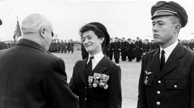 Le médecin capitaine Valérie André en uniforme avec ses décorations lors d'une cérémonie officielle - Photo DR collection Valérie André