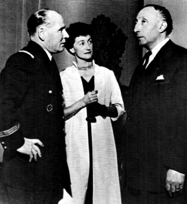 Alexis Santini et Valérie André en discussion avec le général Martial Valin à l'hôtel George V, en Mai 1953 - Photo DR