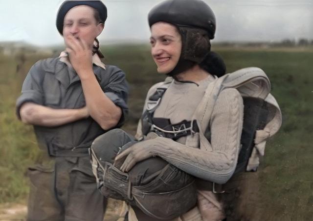 Valérie André parachutiste en 1948 (color by ai) - Photo DR coll V. André