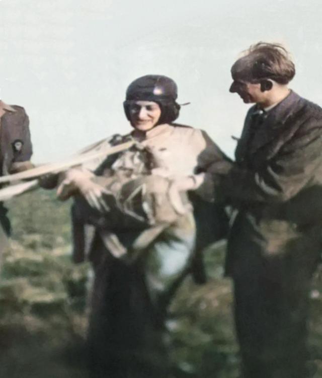Valérie André, parachutiste, elle obtient son brevet en 1948 (photo color by ai) - Photo DR coll. V. André