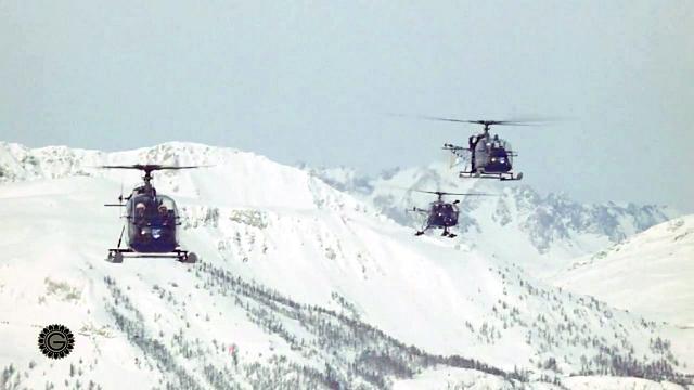 Vol en escadrille de 2 Alouette II (dont F-MJAN au premier plan) et d'une Alouette III en arrière-plan, vers 1962 - Photo DR