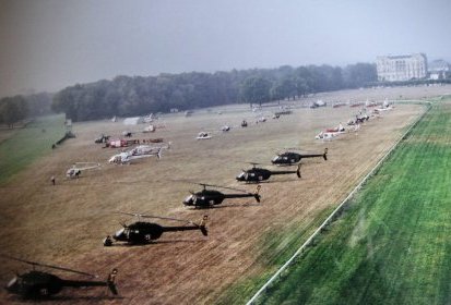 Championnats du Monde à Chantilly en 1989 - Alignement des hélicos - Photo (...)