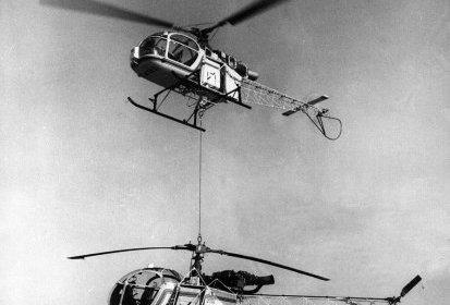 SA 315 B Lama F-WIEL soulevant un SA 318 C Alouette II n° 2256 sous élingue à (...)