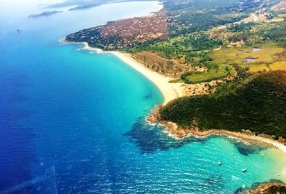 La plage de Pinarélu, nord de Porto Vecchio - Photo © Azur Hélicoptère