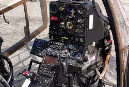 Cockpit de la SA 341 Gazelle GEU - Photo © Patrick Gisle