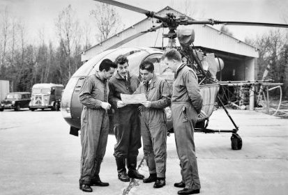 Préparation mission sur la BAN de Lann-Bihoué avec de G à D Ginon, Jean Férec, (...)