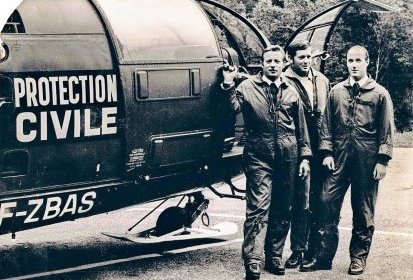 Devant l'Alouette III F-ZBAS de la Base d'Annecy avec de gauche à (...)