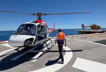 AS350 B2 3A-MTT Heli Air Monaco et en arrière-plan le H145 D3 Dragon 83 de (…)