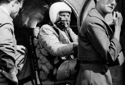 Jean Boulet aux commandes SE-3150 c/n 002 F-ZWVB sous le regard du (...)