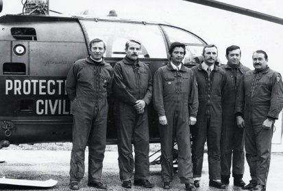 Les équipage devant l'Alouette III (F-ZBAL ?), au début des années 70 (...)