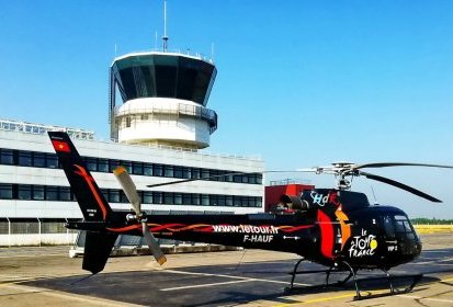 Le B3 F-HAUF tout propre devant la tour de Rennes - Photo © Nico (...)