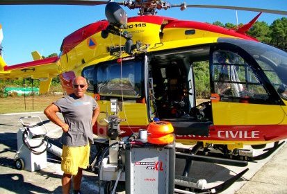 Francis pose devant l'EC 145 Dragon 33 - Photo © Francis (...)