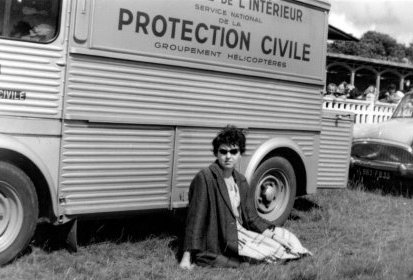 Madame Rigaux devant le Citroën H2 de la Protection civile Terrain de (...)