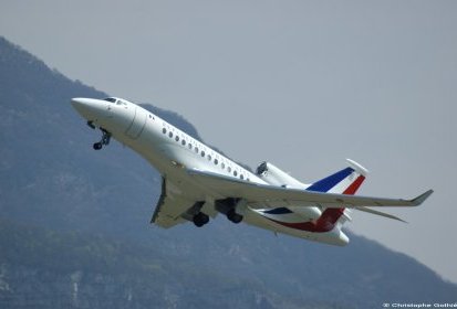 Le Falcon 7X F-RAFA rentre son train d'atterrissage - Photo © Christophe (...)