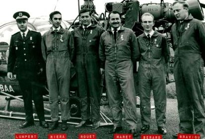 Les équipages de la Base d'Annecy posent devant l'Alouette 2 F-ZBAA (...)