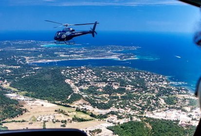 Départ de Porto Vecchio et son beau littoral - Photo © Azur Hélicoptère