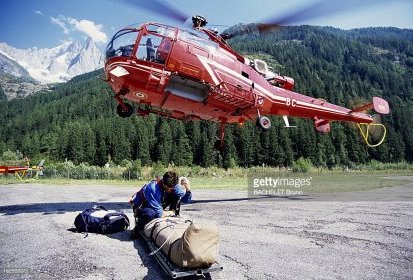 Dépose de la victime sur le tarmac de la DZ des Bois et redécollage de (...)