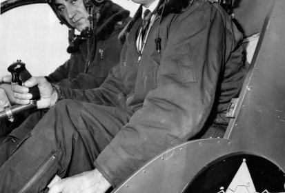 Bell 47 G2 F-BILH avec Jacques DUMAS à droite et Raoul LE BERGER à gauche - (...)