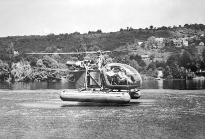 Alouette 2 équipée de boudins au-dessus d'un plan d'eau (à (…)