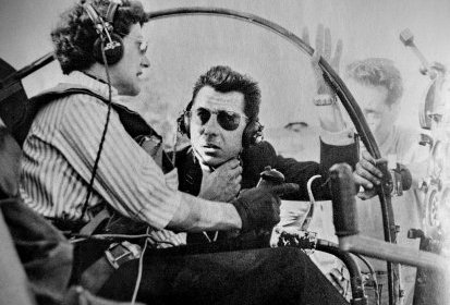 Valérie André (au CEV) aux commandes d'un Bell 47 G équipé de flotteurs (...)
