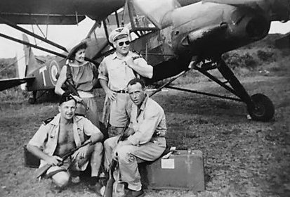 Valérie André équipe du colonel Alexis Santini devant un MORANE-SAULNIER (...)