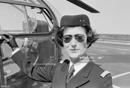 Le général Valérie André devant l'Alouette 3 67-IE de l'Escadron (...)