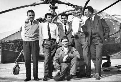 Posant devant l'Alouette 2 F-BJHN : Raymond Gabard au milieu, Yves (...)