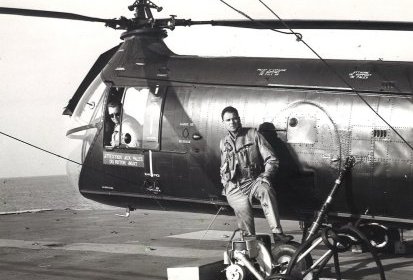 Emile Faragou avec un Piasecki HUP 2, hélicoptère américain - Photo DR (...)