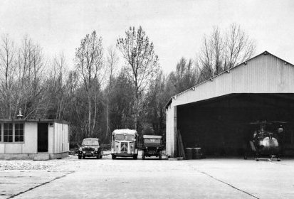 Alouette 2 F-BJHN dans le hangar avec P403, Tube HY Citroen et Jeep, base (...)
