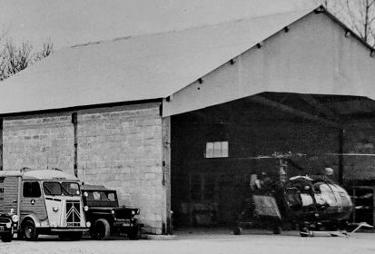 Alouette 2 F-BJHN dans le hangar avec P403, Tube HY Citroen et Jeep - Photo (...)