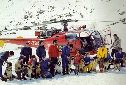Devant l'Alouette 3 F-ZBAS, l'équipage Pierre VIOLEAU- Paul ROUET (...)