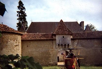 L'Alouette II F-ZB__ Sécurité civile posée devant le château en été 1976 - (...)