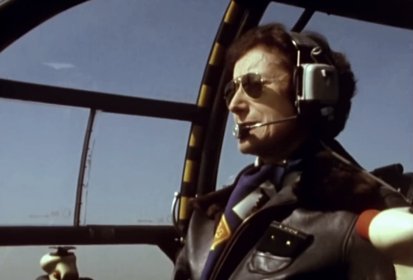 Le général Valérie André en vol aux commandes de l'Alouette 3 67-IE de (...)