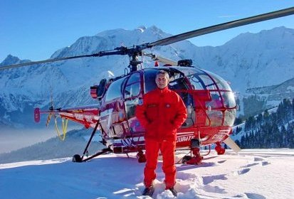 Noël pose devant l'Alouette III F-ZBAN Dragon 74 dans le massif du (...)