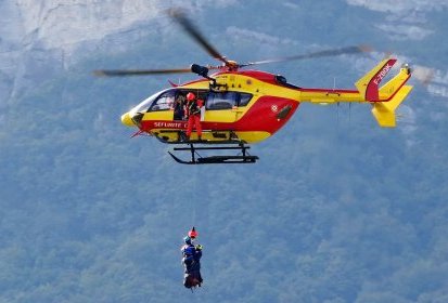 Secouriste et victime suspendus sous Dragon 38 - Photo © Patrick (...)