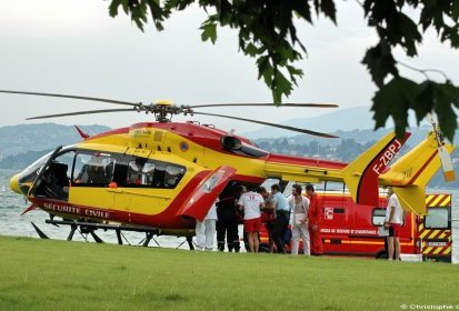 L'EC 145 F-ZBPJ posé sur la plage du Bourget-du-Lac - Photo © Christophe (...)
