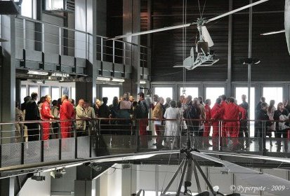 La mezzanine du Hall Hélicos se remplit peu à peu - Photo © Pyperpote